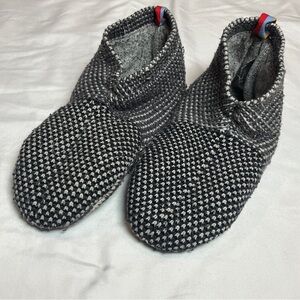 Bombay’s Cozy Knit Loungewear Slippers Gray